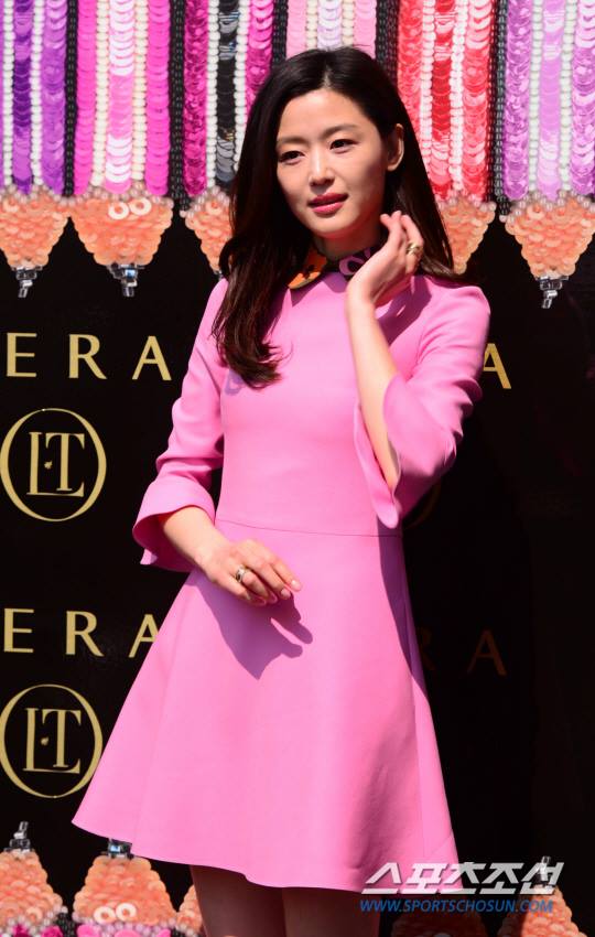 Jeon Ji Hyun tỏa sáng với sắc hồng ngọt ngào