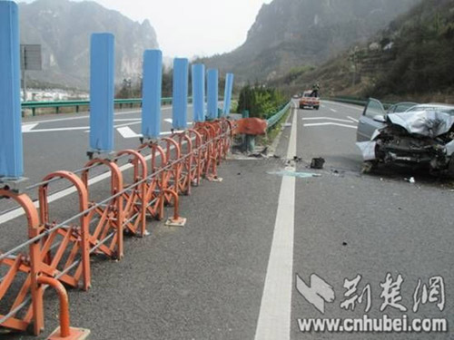 Ca sĩ Trung Quốc và vợ bầu qua đời vì tai nạn giao thông thảm khốc  1