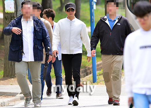 Kim Hyun Joong được Bae Yong Joon hộ tống đi nhập ngũ sau scandal 1
