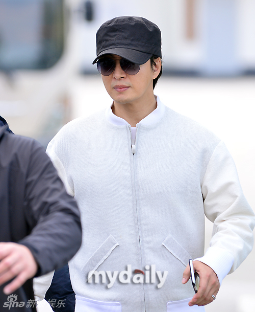 Kim Hyun Joong được Bae Yong Joon hộ tống đi nhập ngũ sau scandal 2