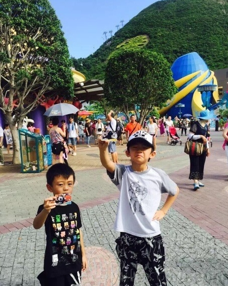 Hai con Trương Bá Chi vui vẻ trải qua ngày của Cha vắng Tạ Đình Phong 6