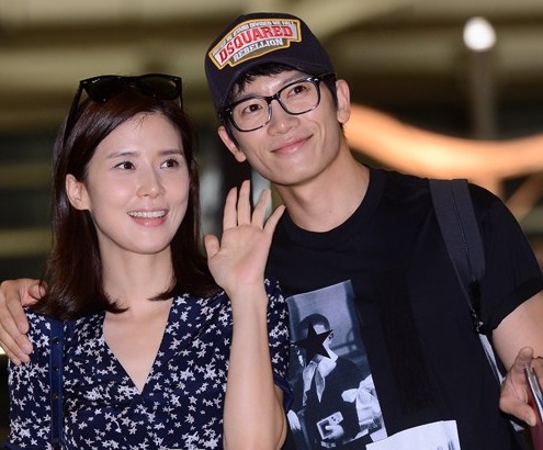 Vợ chồng Lee Bo Young - Ji Sung chào đón con gái đầu lòng