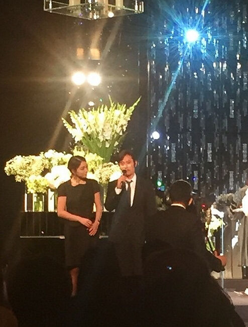 Lee Byung Hun cùng vợ sánh đôi tình cảm đi dự đám cưới