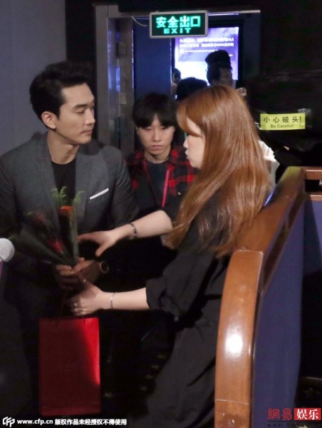 Song Seung Hun bị fan chặn đường tặng hoa hồng 3