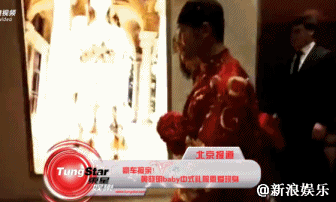 Huỳnh Hiểu Minh - Angelababy dùng ô che kín xe rước dâu