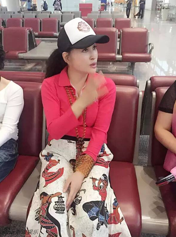 Lưu Hiểu Khánh thẫn thờ vì lỡ chuyến bay 6