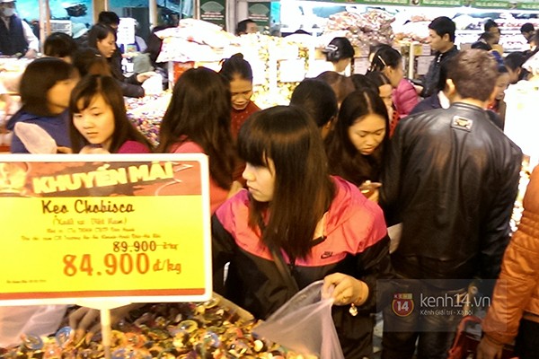 Hà Nội: Một khách hàng ngất xỉu khi chen chúc trong siêu thị sắm Tết 2