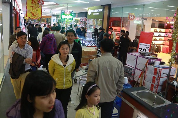 Hà Nội: Một khách hàng ngất xỉu khi chen chúc trong siêu thị sắm Tết 4