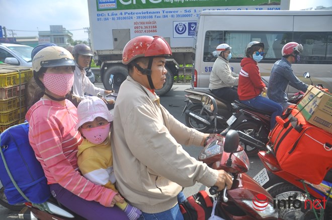 Trẻ nhỏ “vật vã” trên xe máy theo bố mẹ về quê ăn Tết 4