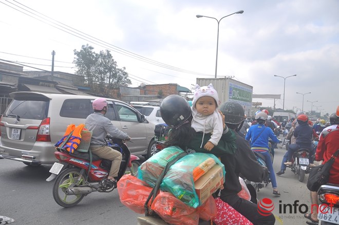 Trẻ nhỏ “vật vã” trên xe máy theo bố mẹ về quê ăn Tết 7