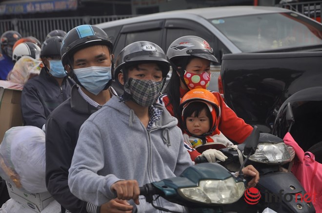 Trẻ nhỏ “vật vã” trên xe máy theo bố mẹ về quê ăn Tết 12