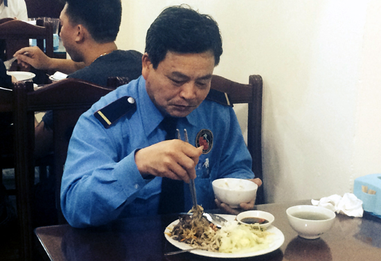 Công chức, dân nghèo Hà Nội đổ xô ăn tiệc chay miễn phí 3