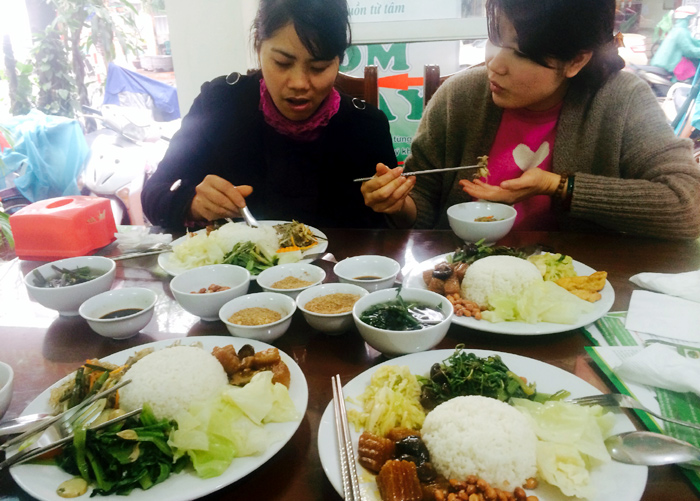 Công chức, dân nghèo Hà Nội đổ xô ăn tiệc chay miễn phí 4