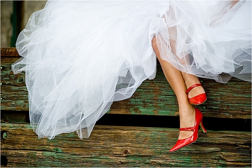 Phá cách với giày color block cho cô dâu thích nổi bật 2