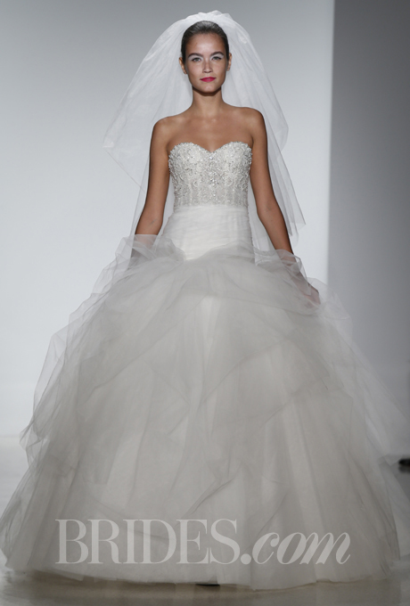 Những xu hướng váy cưới mới nhất tại Tuần lễ thời trang 2014 17