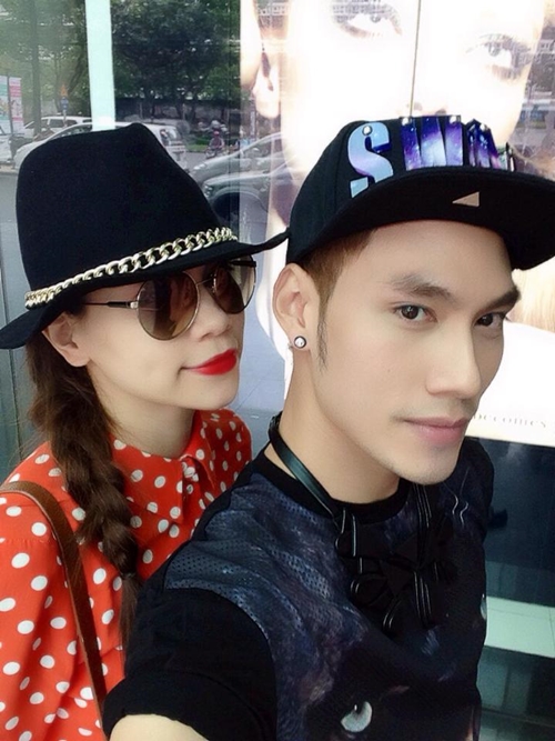 Bà bầu Xuân Lan diện đồ kẻ Bà bầu Xuân Lan diện đồ kẻ