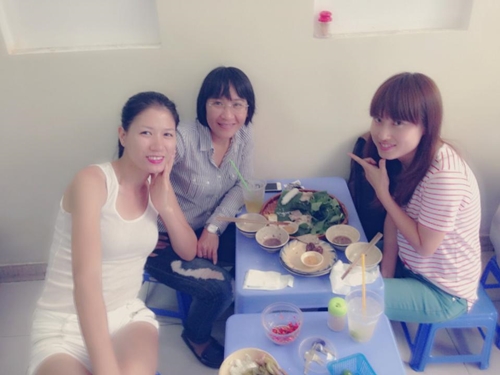 Bà bầu Xuân Lan diện đồ kẻ Bà bầu Xuân Lan diện đồ kẻ