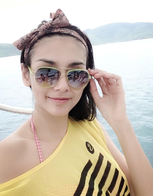 Bà bầu Xuân Lan diện đồ kẻ Bà bầu Xuân Lan diện đồ kẻ