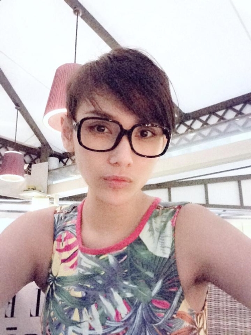 Bà bầu Xuân Lan diện đồ kẻ Bà bầu Xuân Lan diện đồ kẻ
