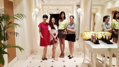 Bà bầu Xuân Lan diện đồ kẻ Bà bầu Xuân Lan diện đồ kẻ