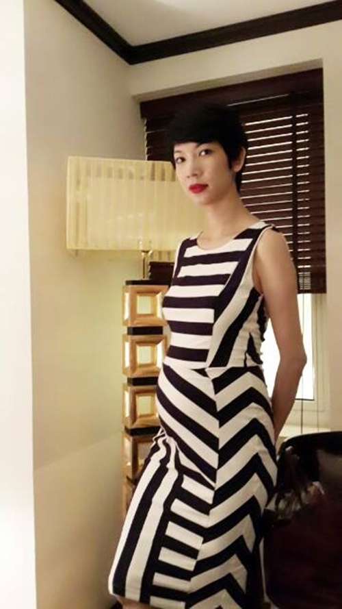 Bà bầu Xuân Lan diện đồ kẻ Bà bầu Xuân Lan diện đồ kẻ