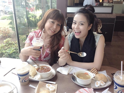 Bà bầu Xuân Lan diện đồ kẻ Bà bầu Xuân Lan diện đồ kẻ
