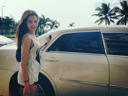 Thanh Hằng, Ngọc Trinh vẫn phong cách với street style đen-trắng 17 Thanh Hằng, Ngọc Trinh vẫn phong cách với street style đen-trắng 17