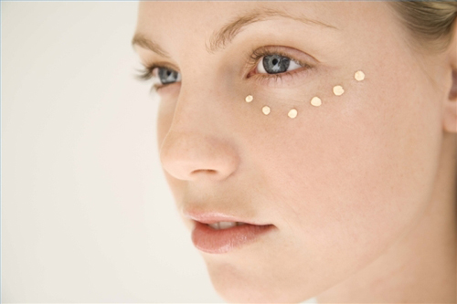 Chăm sóc vùng da quanh mắt hiệu quả cho từng độ tuổi 1
