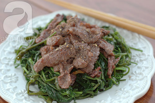 Giản dị m&agrave; ngon cơm với rau muống x&agrave;o thịt b&ograve; 1