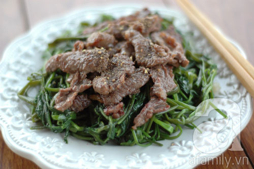 Giản dị m&agrave; ngon cơm với rau muống x&agrave;o thịt b&ograve; 11