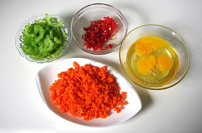 Trứng chi&ecirc;n khổ qua cho cả nh&agrave; ngon cơm 6