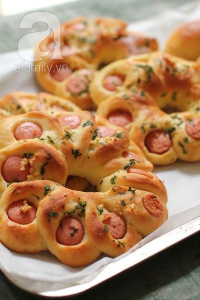 Trổ t&agrave;i l&agrave;m b&aacute;nh m&igrave; x&uacute;c x&iacute;ch bơ tỏi thơm lừng hấp dẫn 22