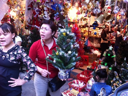 Thị trường Giáng Sinh: Ngắm là chủ yếu 3