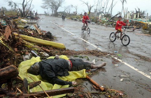 the-gioi-soc-truoc-su-tan-pha-kinh-hoang-cua-sieu-bao-haiyan-tai-philippines.jpg