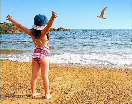 Ngắm khoảnh khắc cực đáng yêu của bé trên bãi biển 9