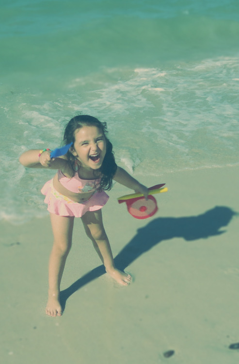 Ngắm khoảnh khắc cực đáng yêu của bé trên bãi biển 11