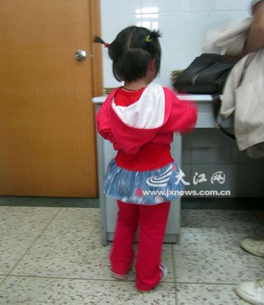 B&eacute; g&aacute;i 8 th&aacute;ng tuổi ngực ph&aacute;t triển, 1 tuổi c&oacute; kinh nguyệt 1