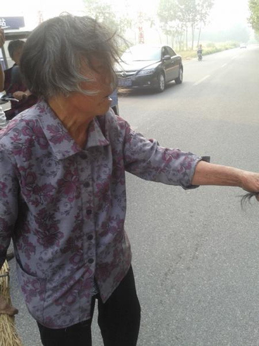 Thiếu nữ 16 tuổi giật tóc, giẫm đạp bà nội ngay giữa đường 2