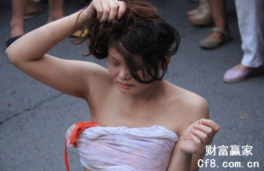 Cô gái khỏa thân ngồi giữa đường cãi nhau với CSGT 2
