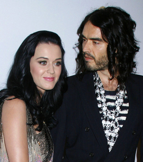 Katy Perry trốn gầm b&agrave;n để tr&aacute;nh gặp chồng cũ 2