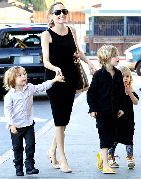 Angelina Jolie trở về hiện thực khi được chăm các con 1