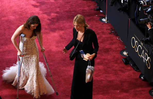 Kristen Stewart chống nạng dự giải Oscar 1