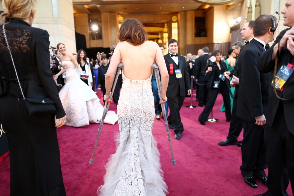 Kristen Stewart chống nạng dự giải Oscar 2