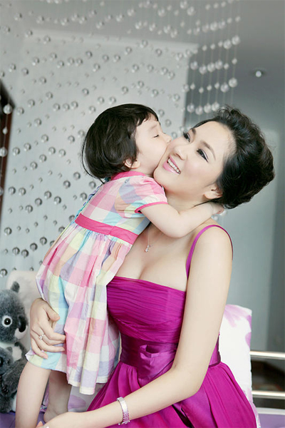 10 b&agrave; mẹ một con quyến rũ nhất l&agrave;ng giải tr&iacute; Việt 3