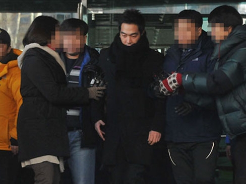 Nam ca sỹ Hàn lĩnh án 5 năm tù vì tội hiếp dâm  2