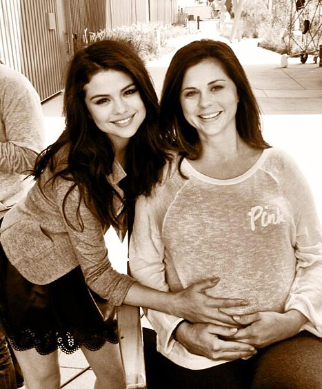 Mẹ Selena Gomez đã sinh con gái 1