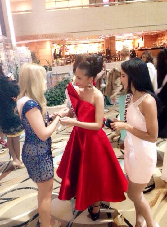 Trương Thị May diện váy đỏ nổi bật giữa bữa tiệc 2