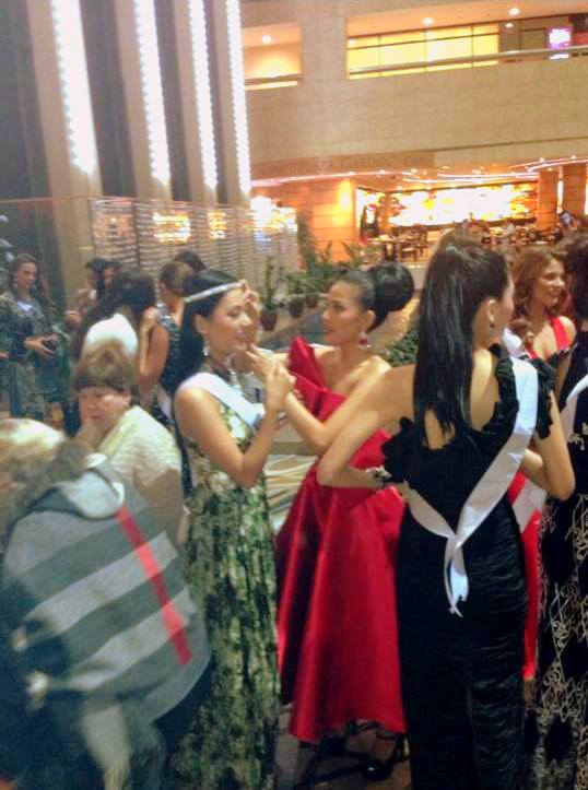Trương Thị May diện váy đỏ nổi bật giữa bữa tiệc 4
