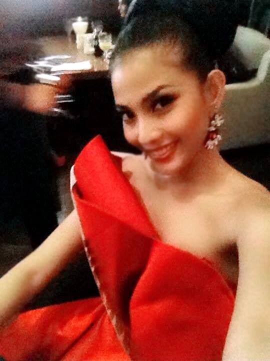 Trương Thị May diện váy đỏ nổi bật giữa bữa tiệc 12