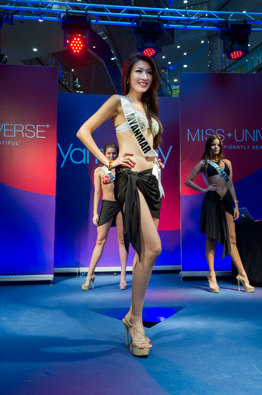 Thí sinh Hoa hậu Hoàn vũ mặc bikini sải bước trên sàn catwalk 2